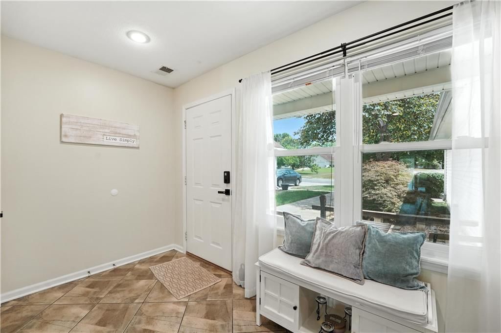 Photo 8 of 33 - 856 S Juniper Terrace