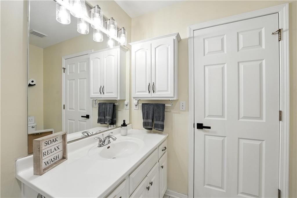 Photo 11 of 33 - 856 S Juniper Terrace
