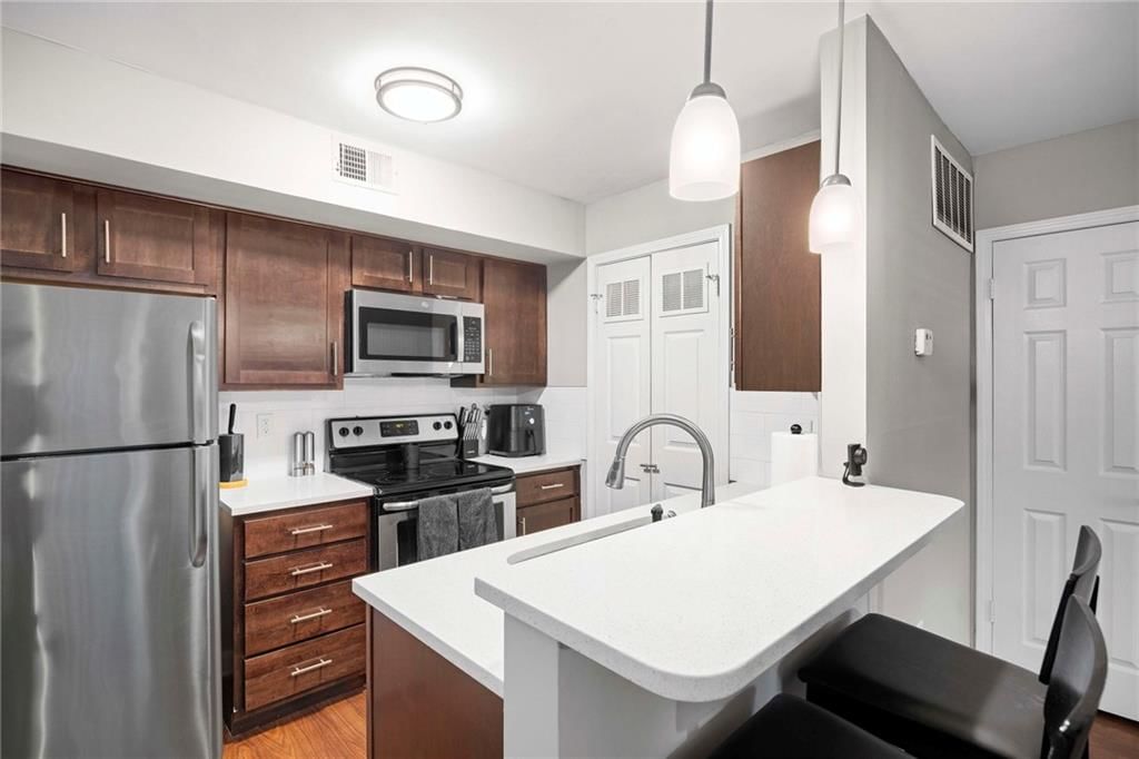 915 Washington #101 Street — photo 5