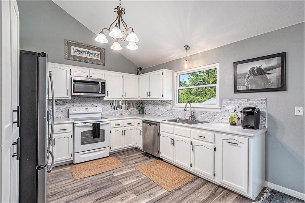 Photo 8 of 42 - 21318 S Briar Road