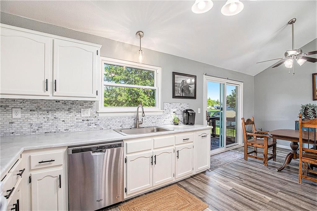 Photo 10 of 42 - 21318 S Briar Road