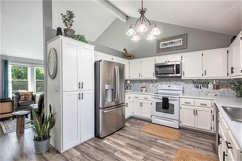 Photo 11 of 42 - 21318 S Briar Road