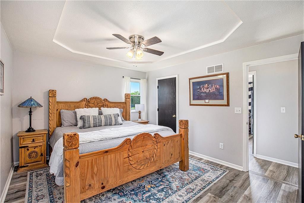 Photo 13 of 42 - 21318 S Briar Road