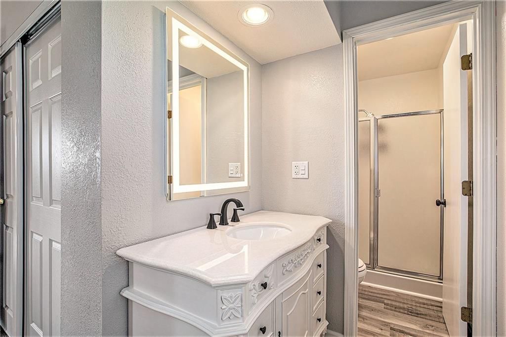 Photo 14 of 42 - 21318 S Briar Road