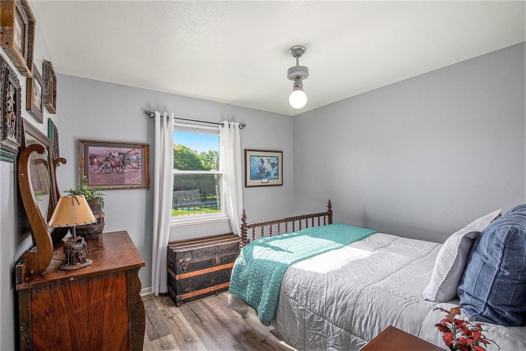 Photo 17 of 42 - 21318 S Briar Road