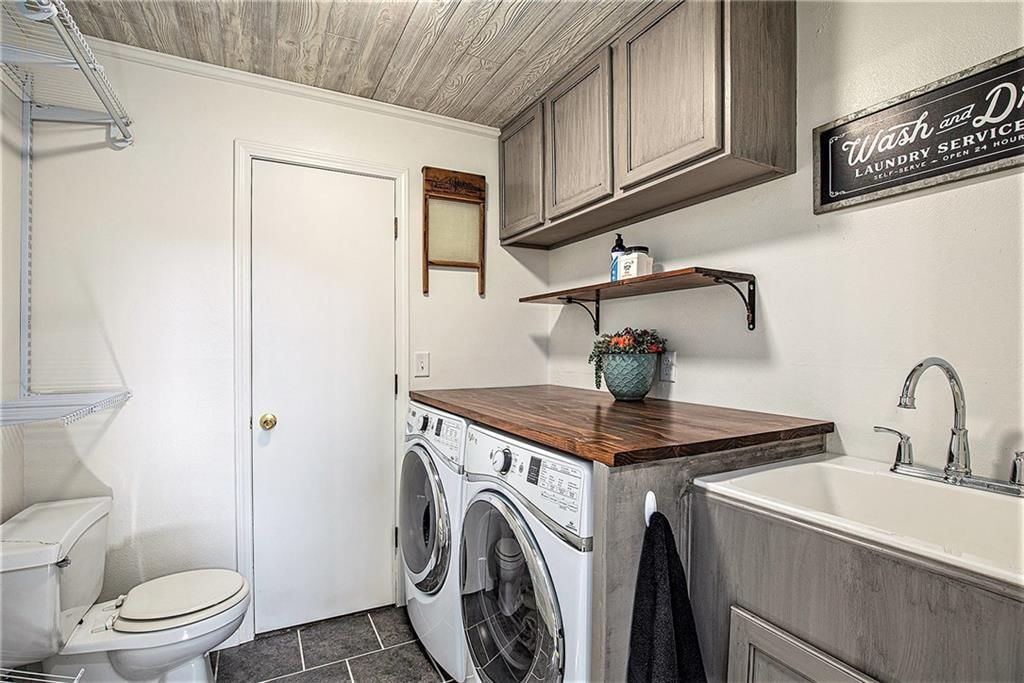 Photo 21 of 42 - 21318 S Briar Road