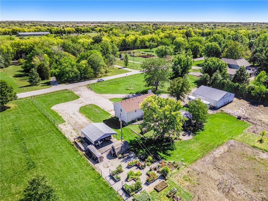Photo 33 of 42 - 21318 S Briar Road