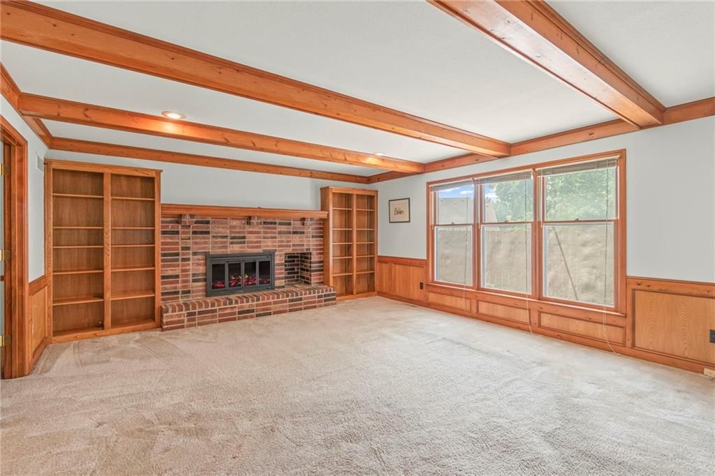 Photo 5 of 42 - 320 SW Raven Court