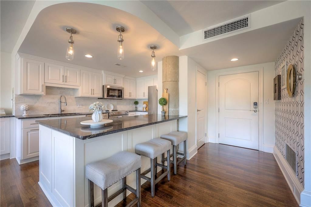 803 W 48th Street — photo 5