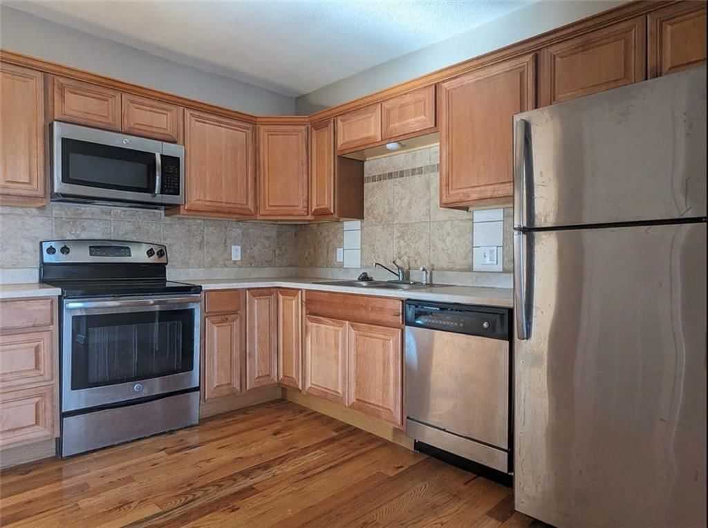 Photo 3 of 19 - 3946-3950 Walnut Street