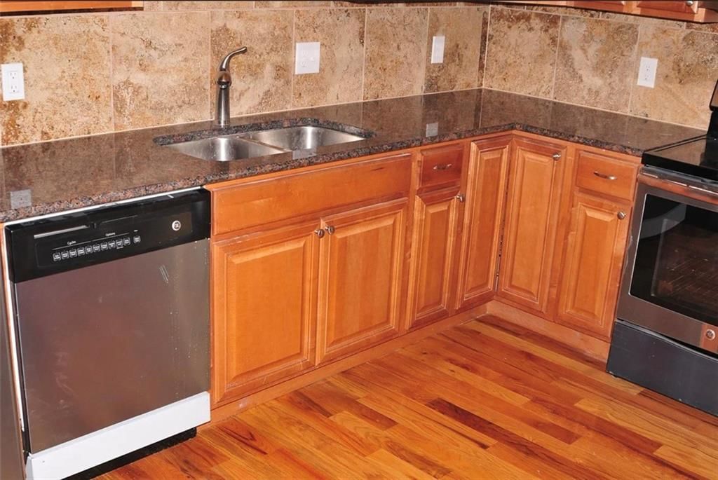 Photo 5 of 19 - 3946-3950 Walnut Street