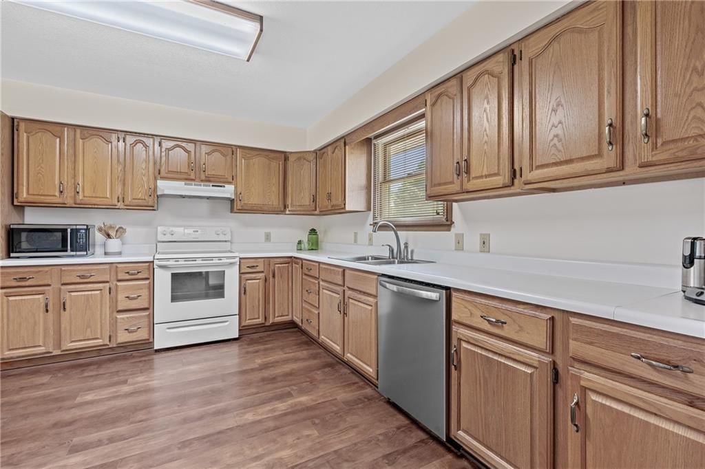 Photo 9 of 37 - 906 Plattsburg Street