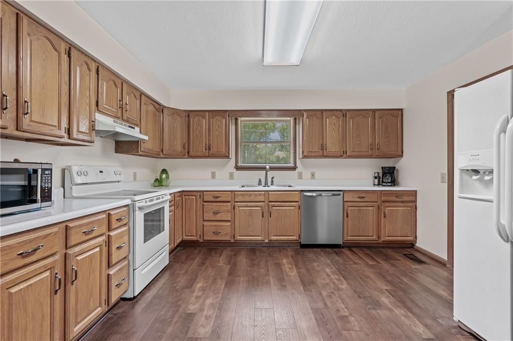 Photo 10 of 37 - 906 Plattsburg Street