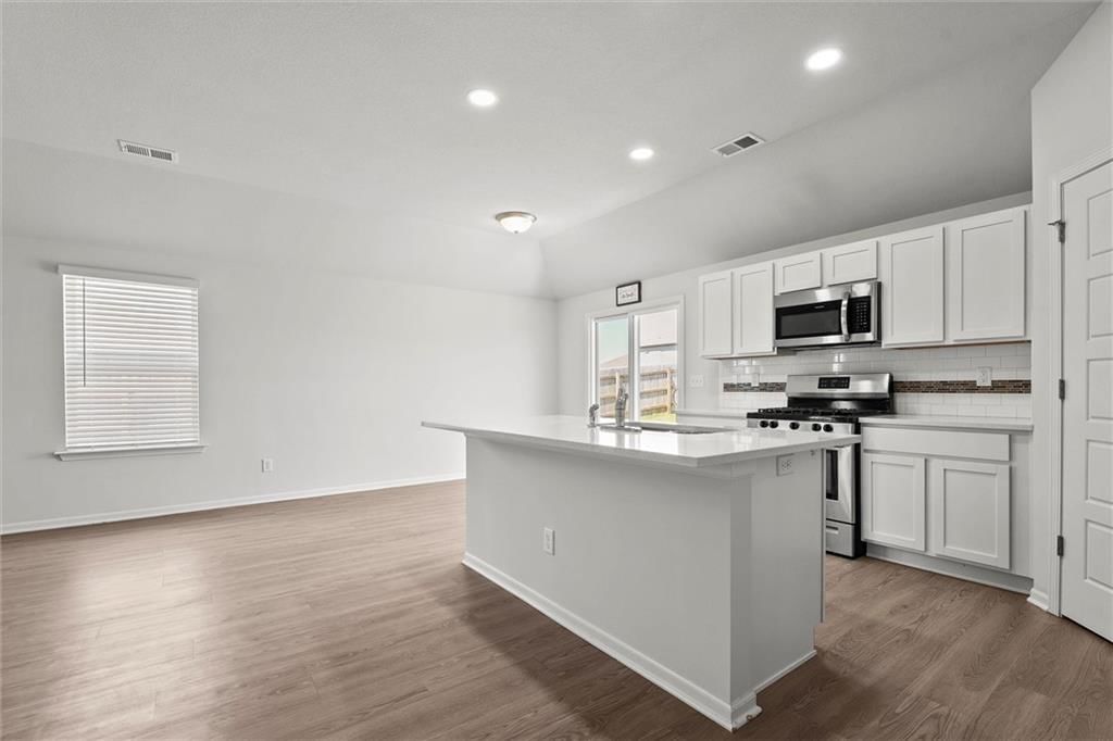 Photo 13 of 32 - 8000 SE 6th Street