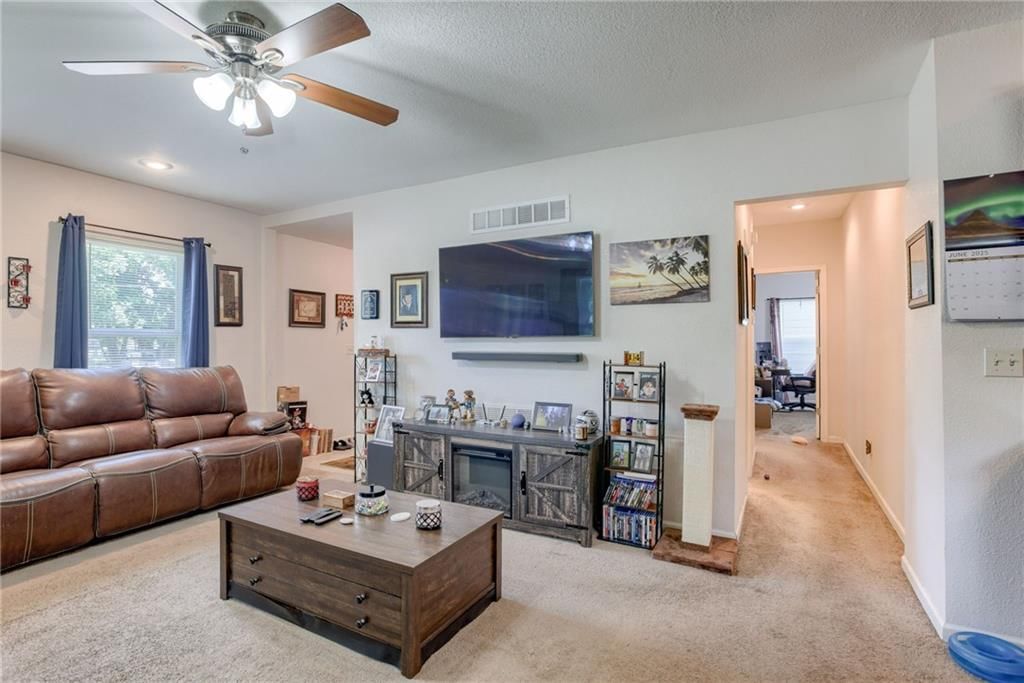 Photo 5 of 21 - 203 E ELM Street