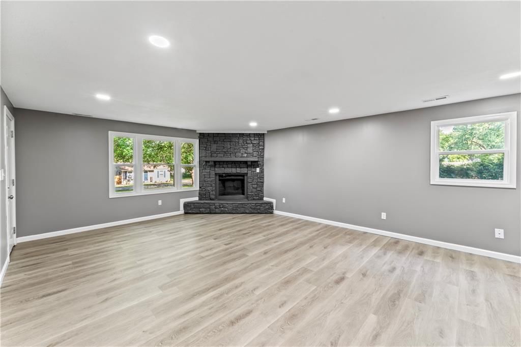 Photo 5 of 35 - 5513 Hardy Avenue