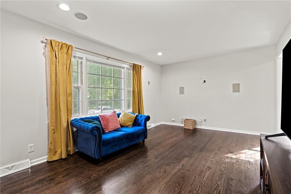 Photo 11 of 51 - 331 E 100th Terrace