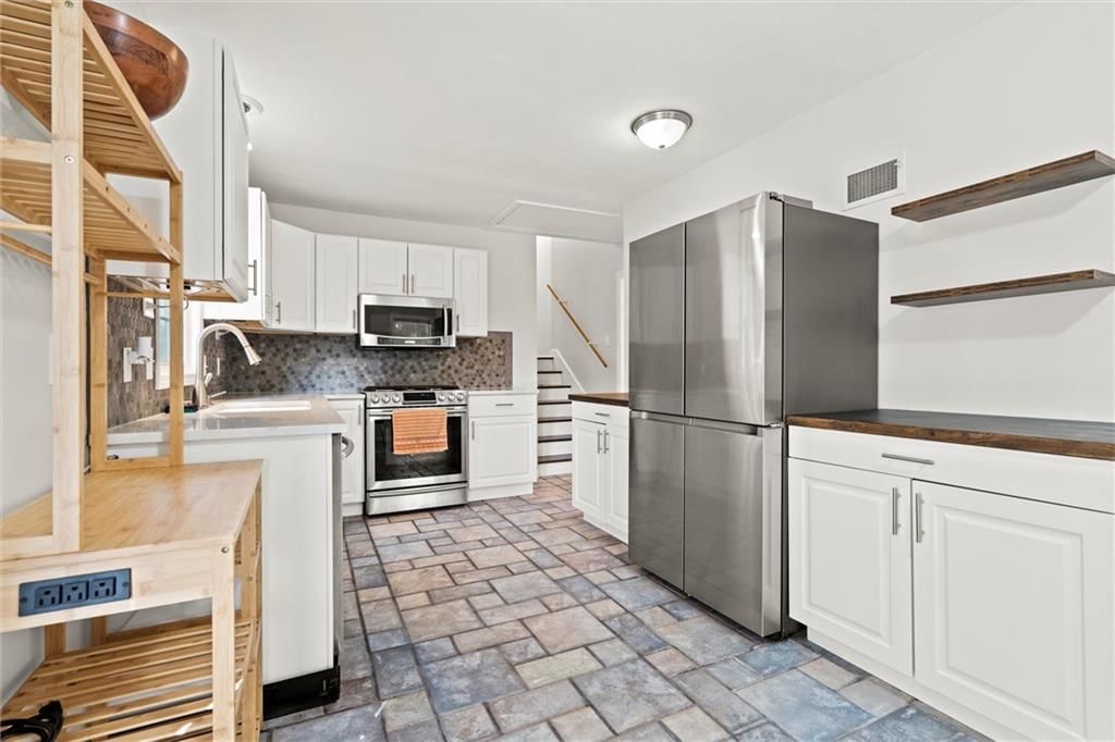 Photo 13 of 51 - 331 E 100th Terrace