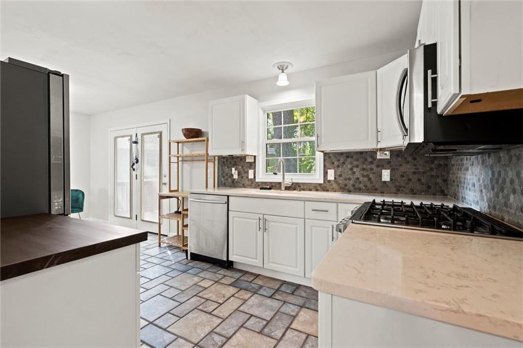 Photo 14 of 51 - 331 E 100th Terrace