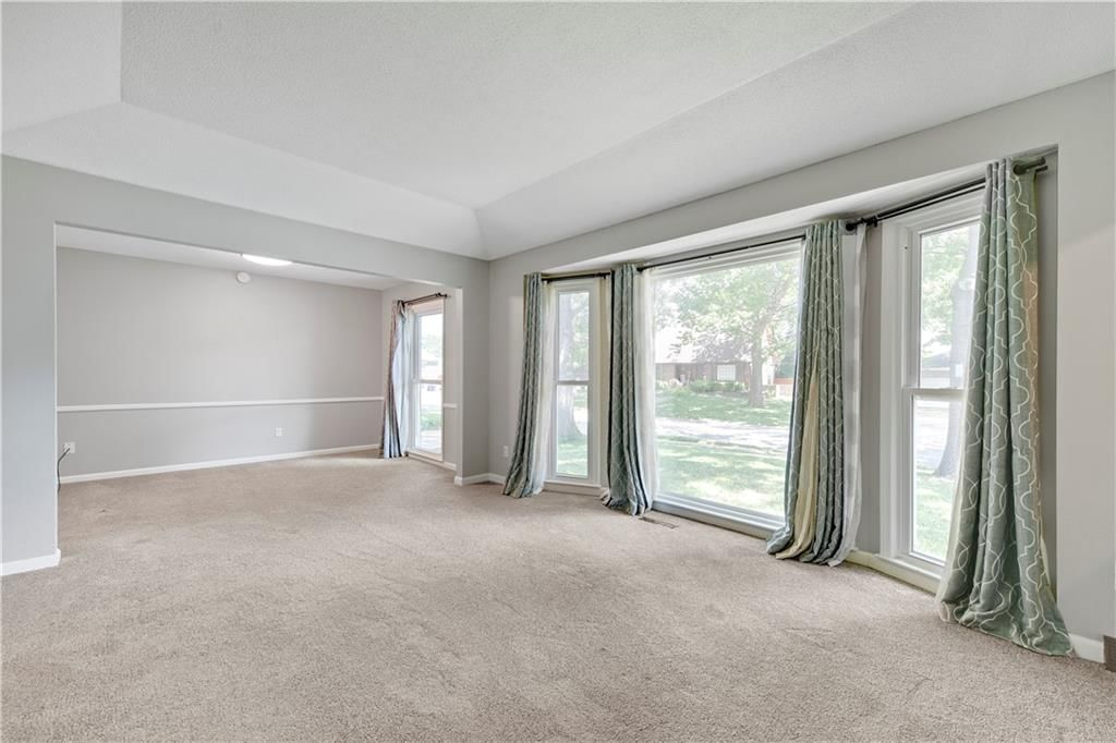 Photo 5 of 25 - 9928 Century Lane