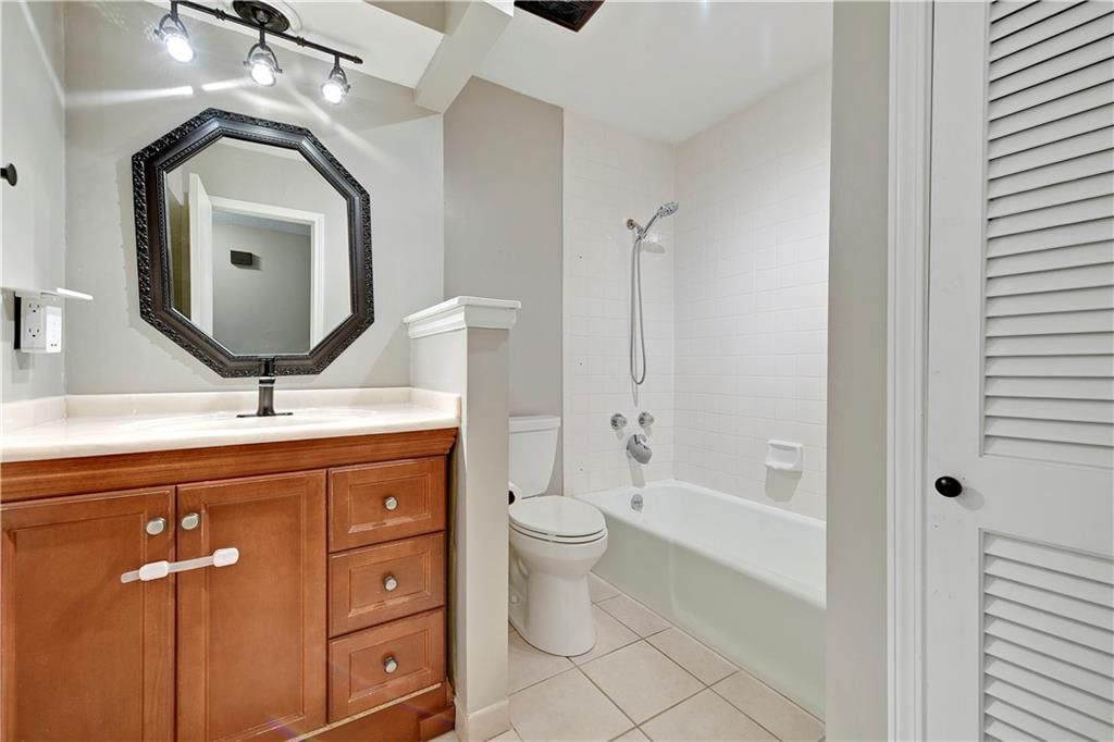 Photo 11 of 25 - 9928 Century Lane