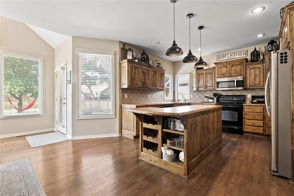 Photo 9 of 36 - 16915 W 162 Street