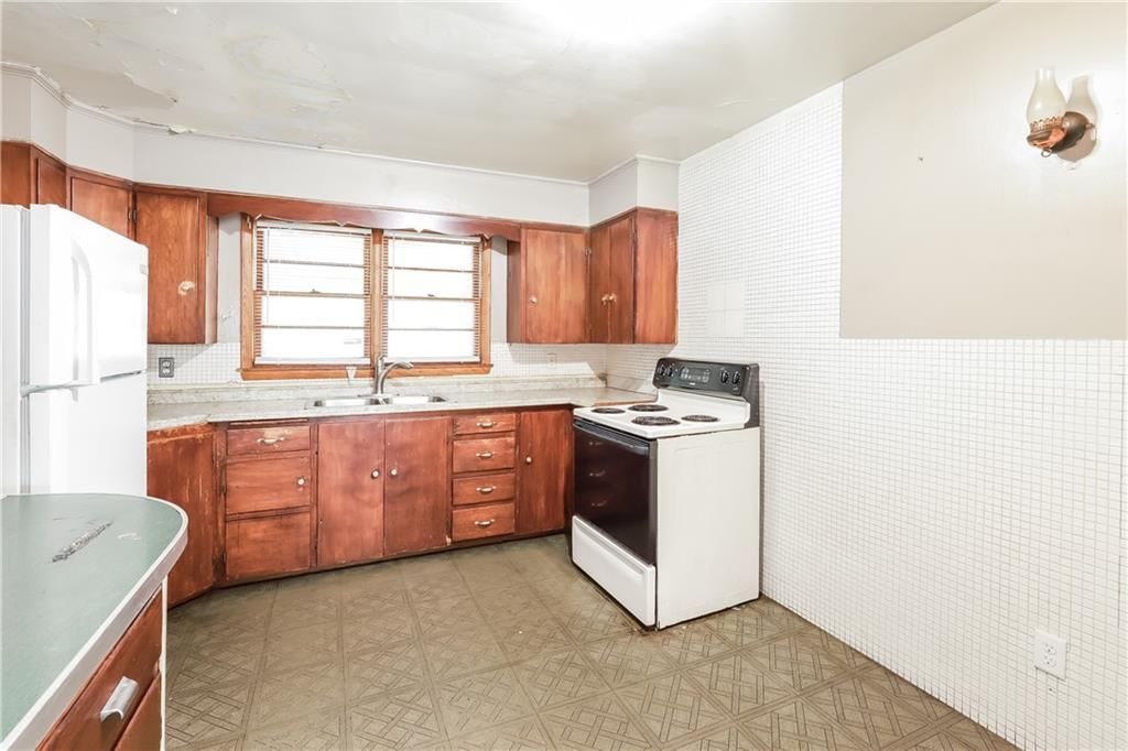 Photo 7 of 27 - 7541 OLIVE Street