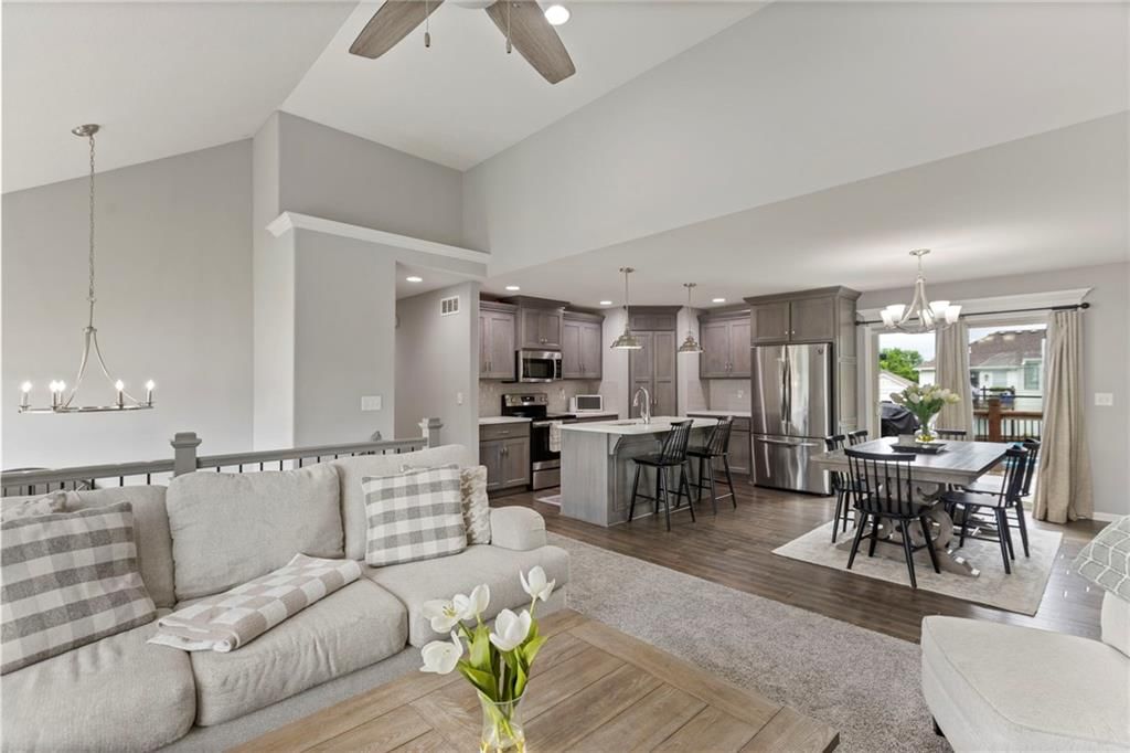 Photo 9 of 39 - 20335 W 220th Terrace