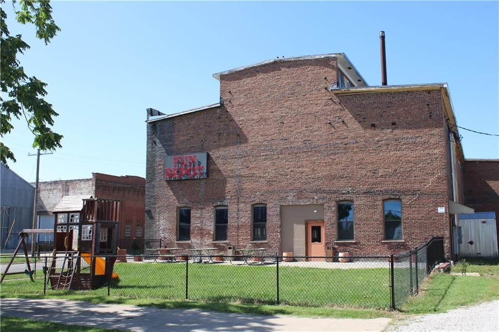 104 N Locust Street — photo 32
