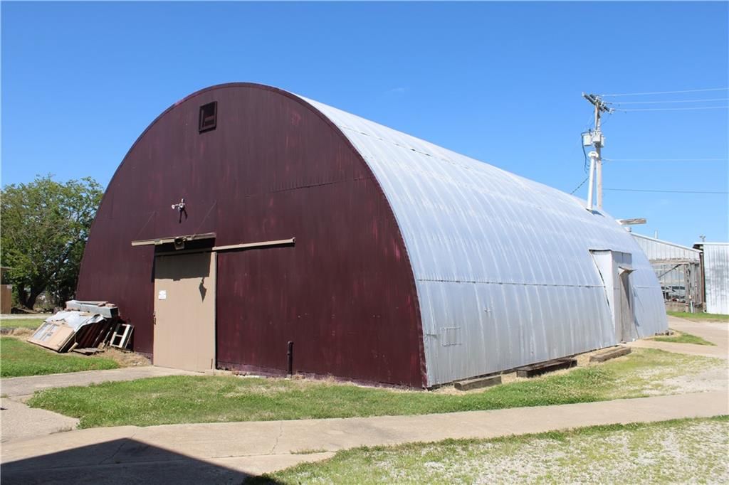 104 N Locust Street — photo 35