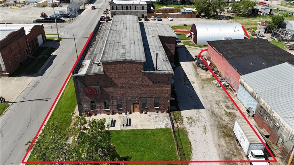104 N Locust Street — photo 40