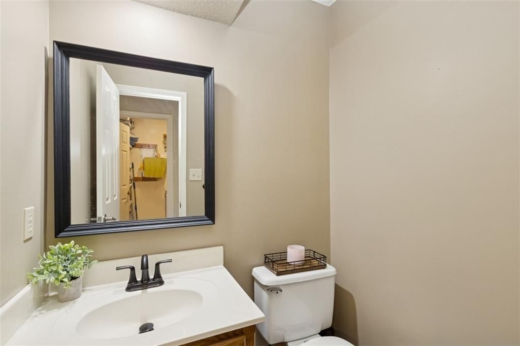 Photo 16 of 41 - 12117 Knox Street