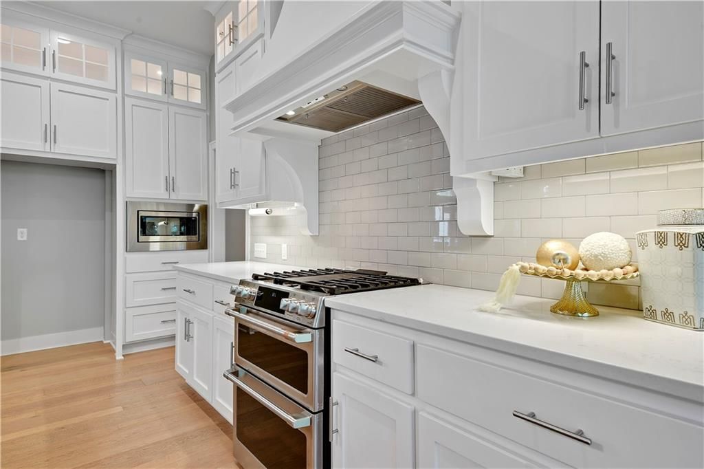 Photo 8 of 29 - 2210 W 73rd Street