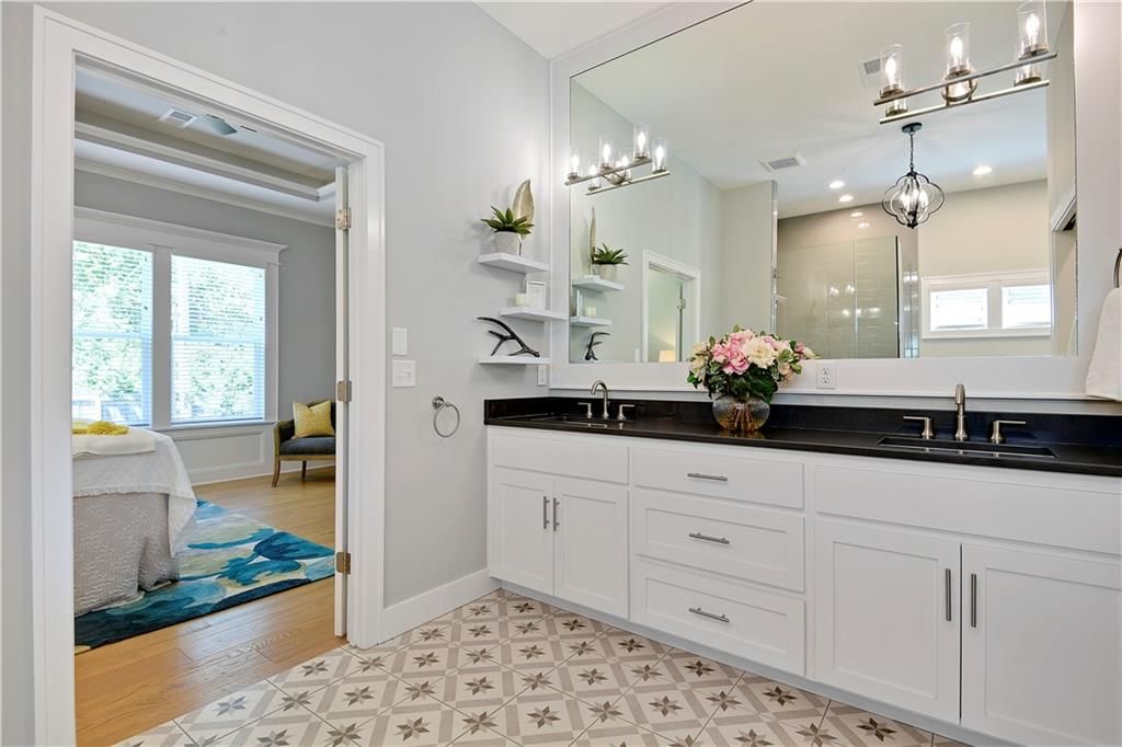 Photo 16 of 29 - 2210 W 73rd Street