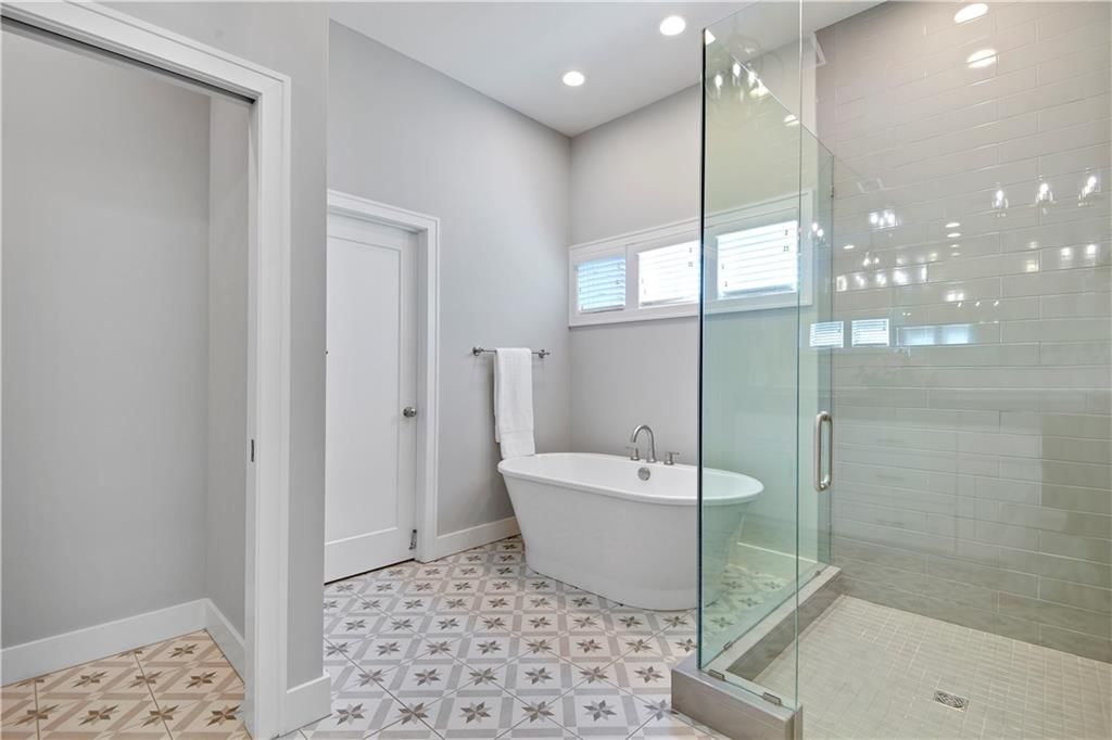 Photo 17 of 29 - 2210 W 73rd Street