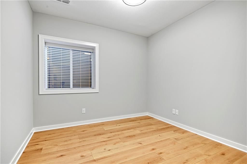 Photo 20 of 29 - 2210 W 73rd Street