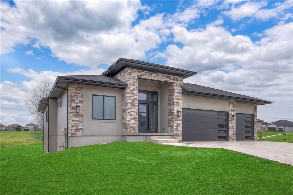 917 Savannah Lane, Greenwood, MO
