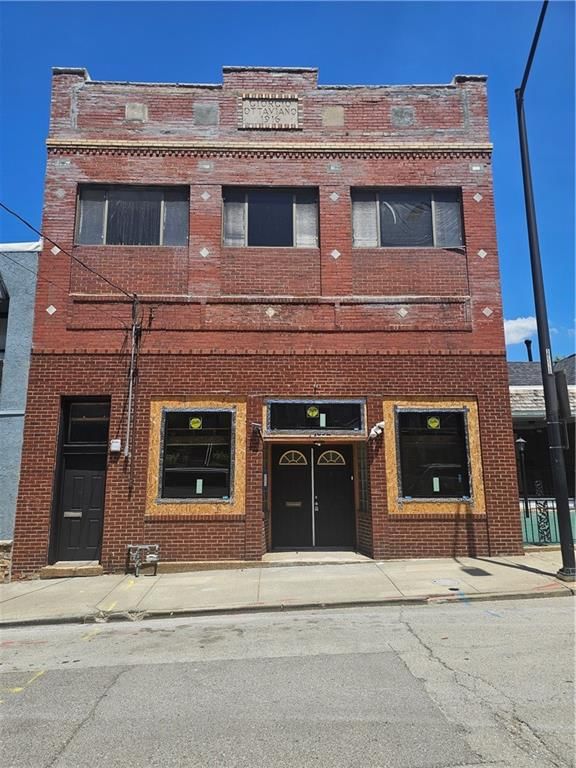 1038 E 5TH Street — photo 1