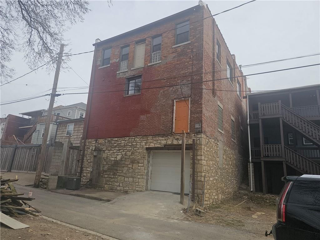 1038 E 5TH Street — photo 3
