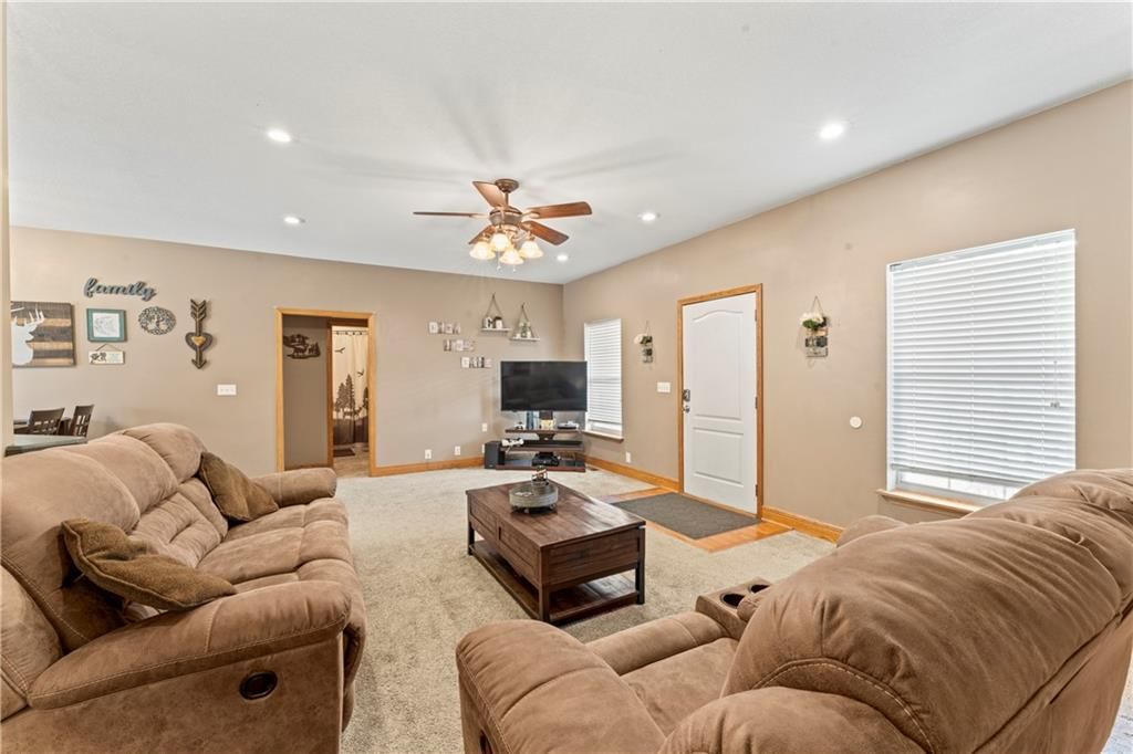 Photo 9 of 57 - 923 E Myrtle Street