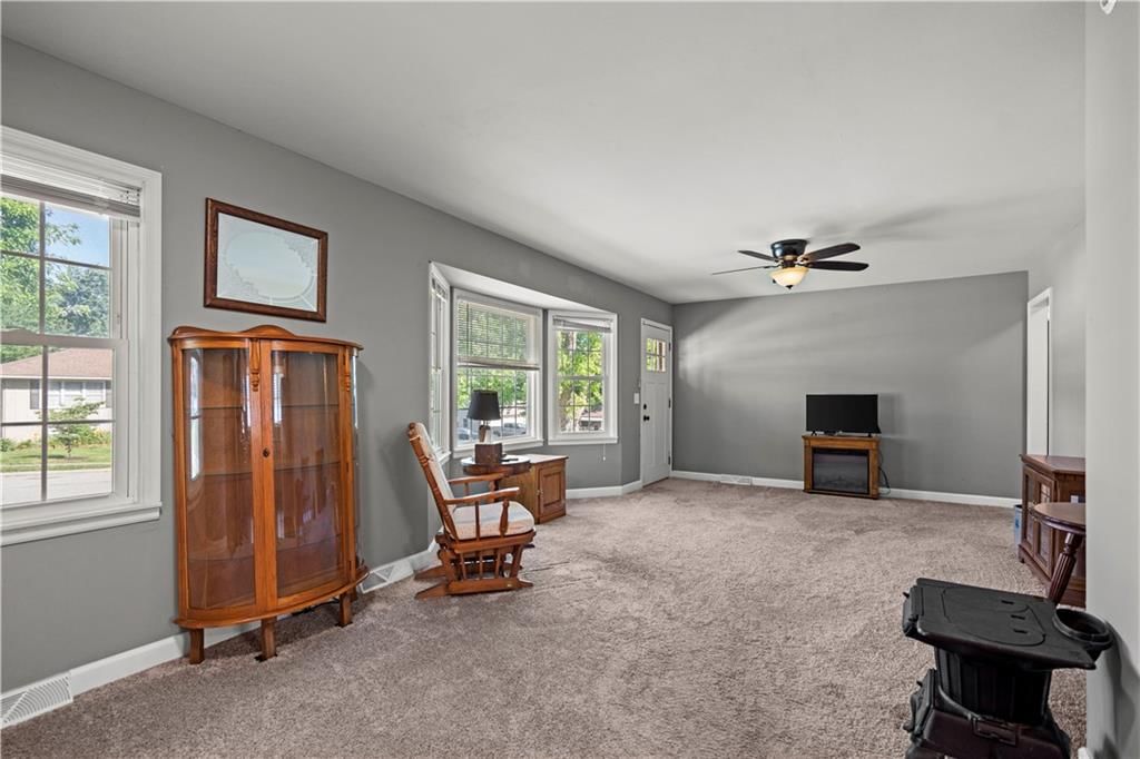 Photo 11 of 28 - 8315 Laurel Avenue