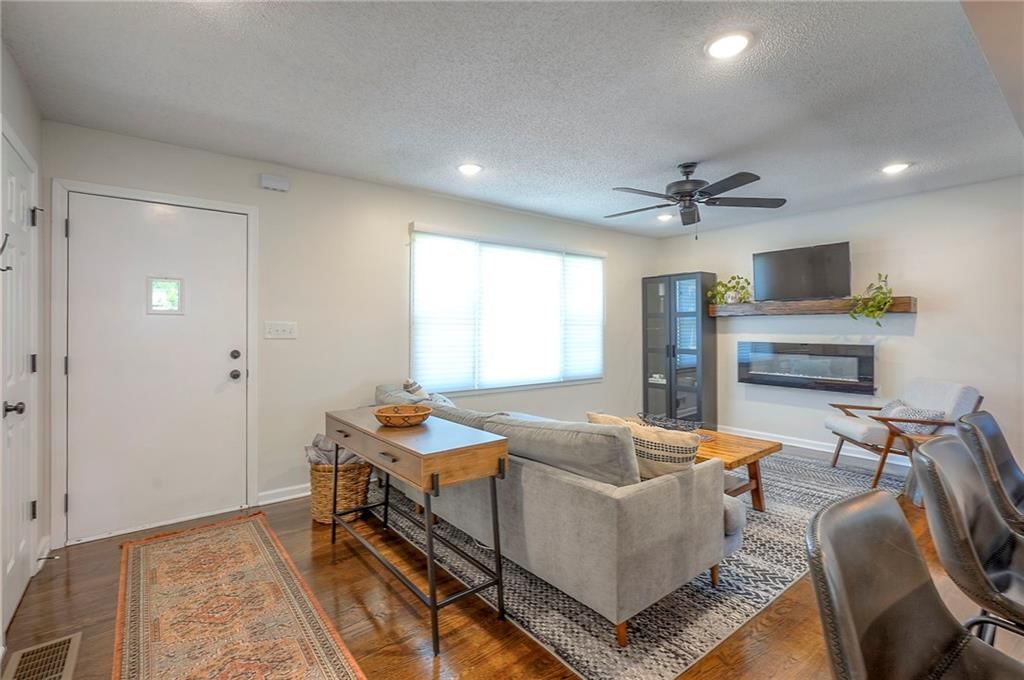 Photo 6 of 43 - 1605 NE Northaven Drive