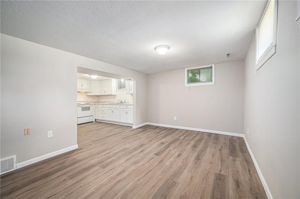 Photo 5 of 21 - 900 E Frederick Road