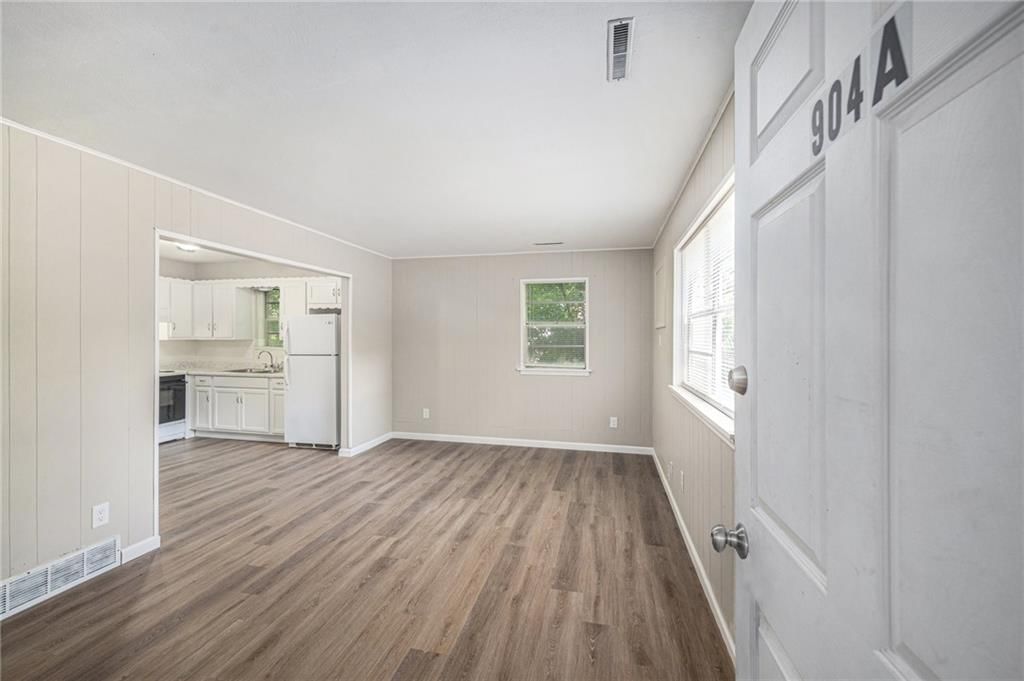Photo 6 of 21 - 900 E Frederick Road
