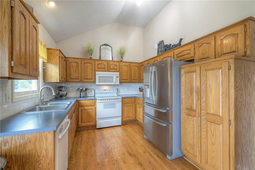 Photo 19 of 41 - 21509 W 52nd Street