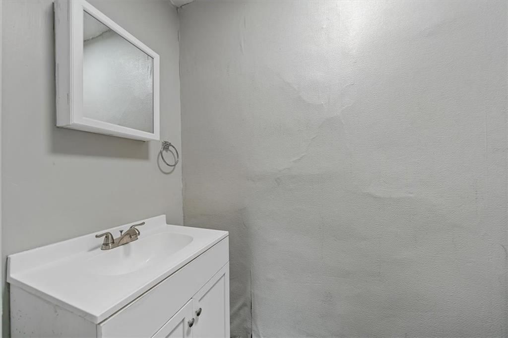Photo 13 of 24 - 6103 E 84th Street