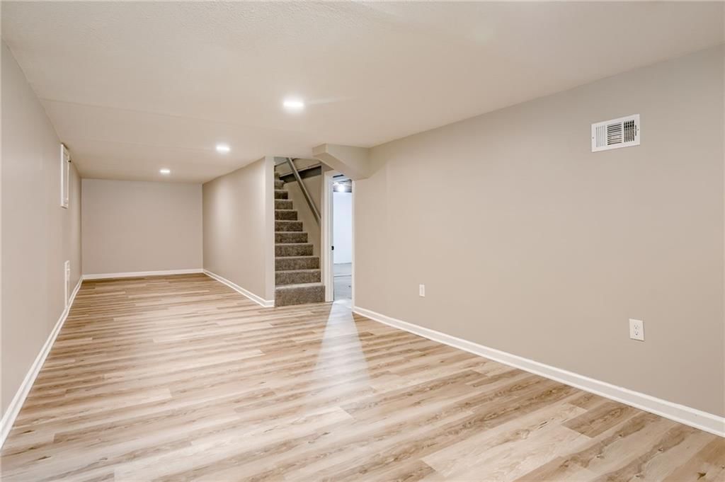 11037 Booth Avenue — photo 20