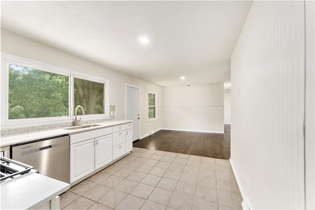Photo 12 of 21 - 5013 N Fremont Avenue