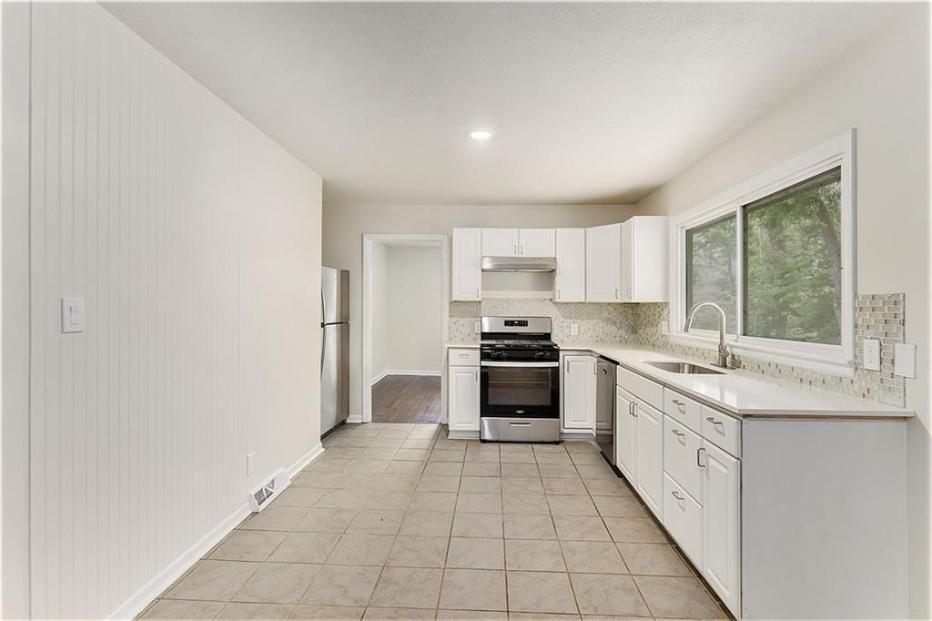 Photo 14 of 21 - 5013 N Fremont Avenue
