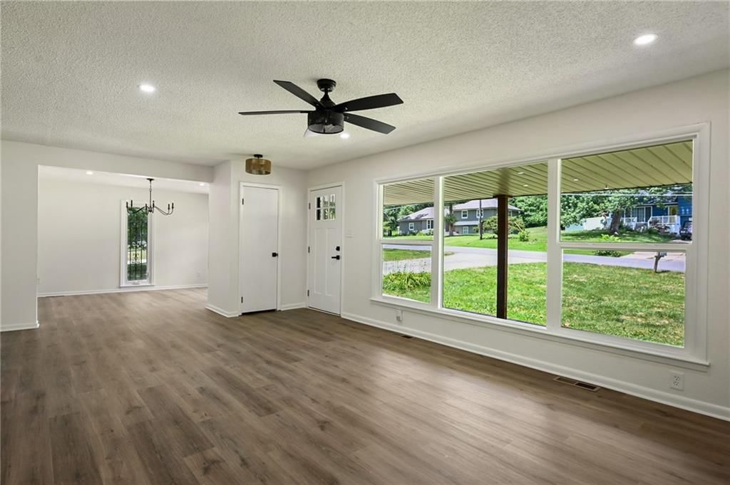 Photo 6 of 26 - 2415 E 126th Street
